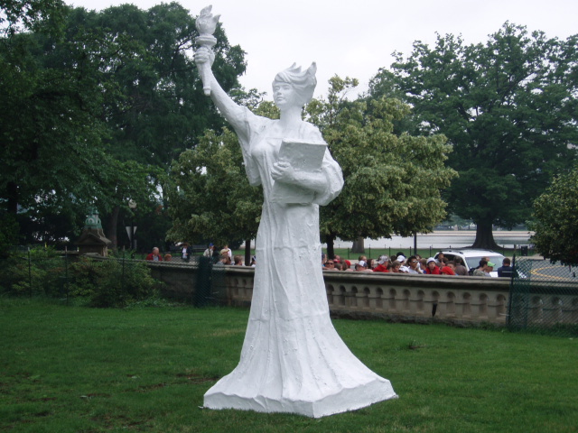 Washnigton DC: Replica of Tiananmen Square "Goddess of Democracy"
