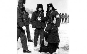  Wang Shouxin refuses to kneel down before being shot to death, but the soldiers force her by kicking her knee  (Photo: LI ZHENSHENG)  