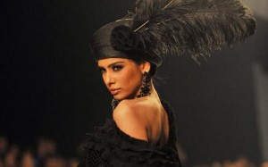  A model presents a creation by Pakistani designer Aiesha Varsey during the Pakistan Fashion Week in Karachi on November 4, 2009. Pakistan's fashion week began on November 4 with an opulent opening ceremony, against a backdrop of militant violence and secu  Photo: AFP  