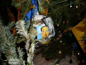 The ornament shows Chinese Communist leader Mao Zedong on the White House Christmas tree.  (Source: BigGovernment.com)