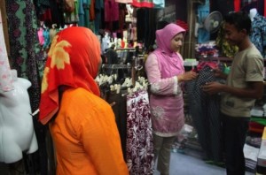 Women are revamping their wardrobes in West Aceh to conform to the new Shariah regulation. (Photo: Jakarta Globe)