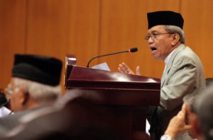 Jakarta Globe: "Culture expert Taufiq Ismail testifying during a hearing on the Blasphemy Law at the Constitutional Court on Wednesday." (JG Photo/Safir Makki)