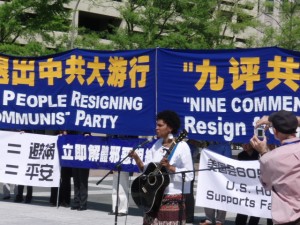 Freedom Activist and Musician Sings "Taidung" Song at Rally