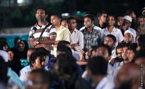 Mohamed Nazim (left/standing), who declared his atheist status to the public, questions Dr Zakir Naik during the Q&A session. (Photo: Maldives Haveeru Newspaper)