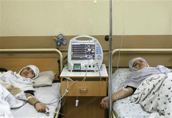 Afghanistan: Girls recovering from poison gas attack (Photo: Reuters/Mohammad Ishaq)