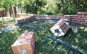 Photograph showing destruction at Hindu temple (Photo:  Carlos Furtado) 