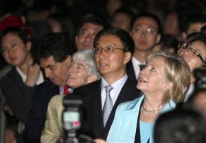 .S. Secretary of State Hillary Clinton (R) and Shanghai Mayor Han Zheng (2nd R) visit the China Pavilion at the World Expo site in Shanghai, May 22, 2010. (Photo: REUTERS/Eugene Hoshiko/Pool)