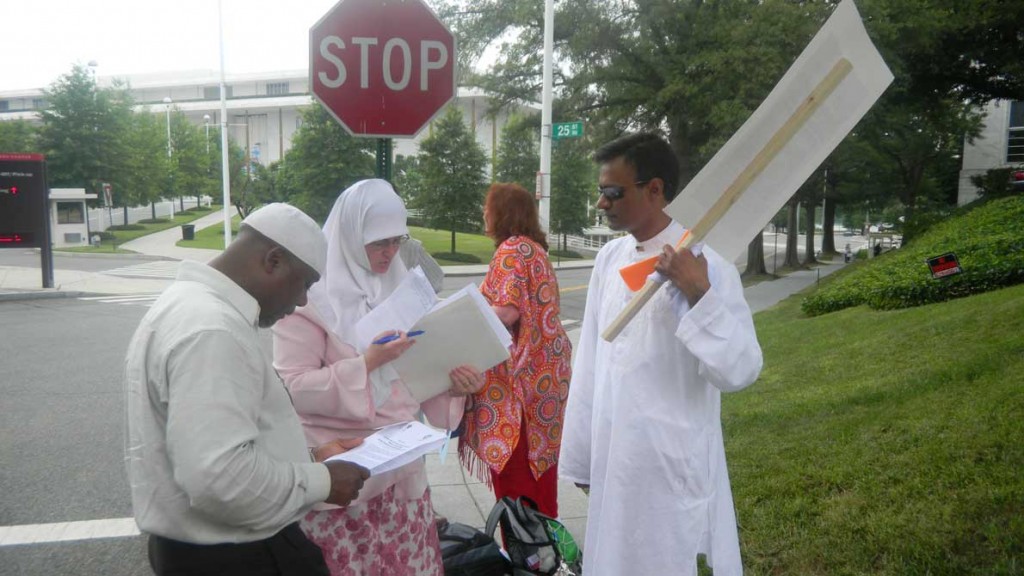 Protest Leader Fatima Thompson Speaks with Muslim Men on Women's Issues