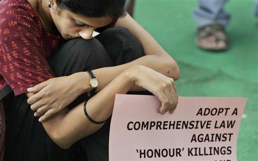 India: A Demonstrator Calls for a Comprehensive Law against "Honor Killings" (Photo: Sify News)