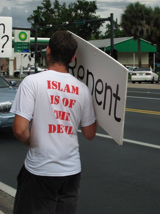 Florida: Anti-Islamic Group "Dove World Outreach" Protests Mosque in Florida (Photo: Facebook)