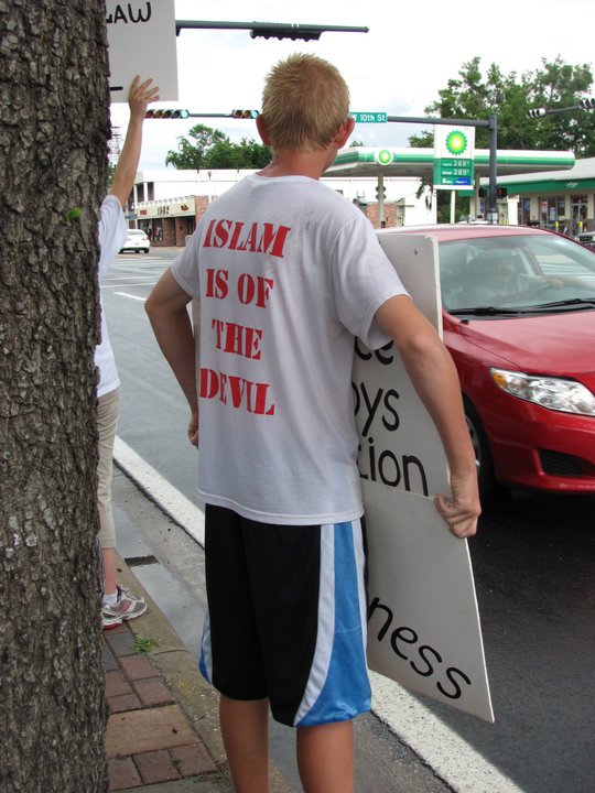 Florida: Anti-Islamic Group "Dove World Outreach" Protests Mosque in Florida (Photo: Facebook)