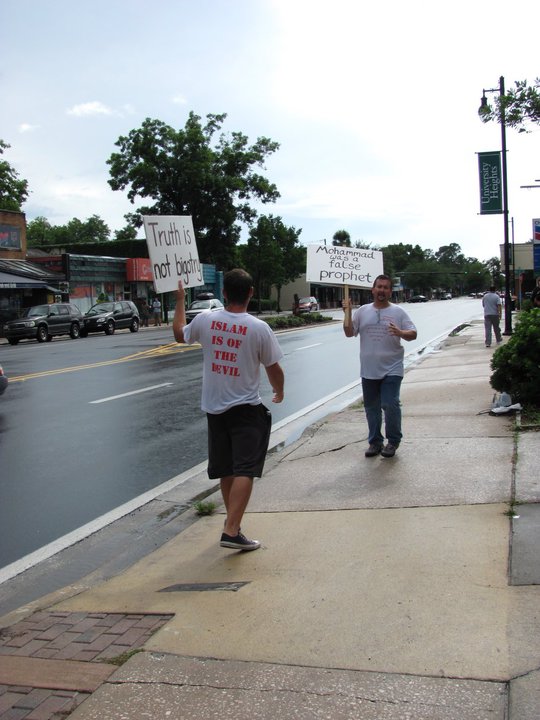 Florida: Anti-Islamic Group "Dove World Outreach" Protests Mosque in Florida (Photo: Facebook)