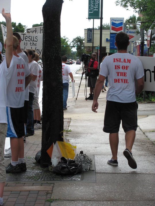 Florida: Anti-Islamic Group "Dove World Outreach" Protests Mosque in Florida (Photo: Facebook)