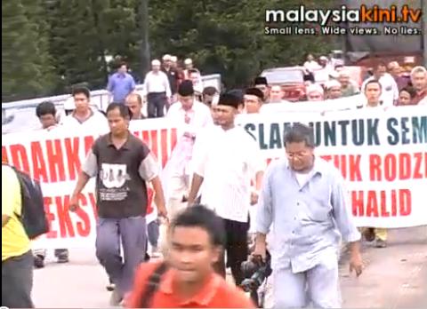 Malaysia: Protest Against Construction of Hindu Temple (Photo: YouTube)